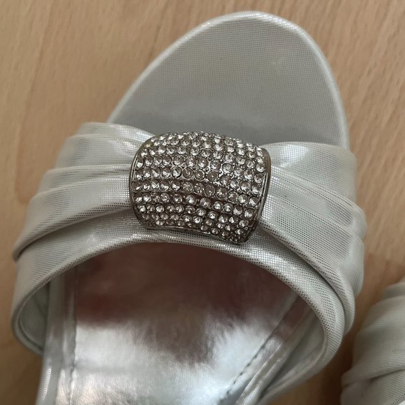 Loved, Like New Women's Aldo Silver Bow Heels Bridal Pumps Size 8 with Box - Picture 4 of 10